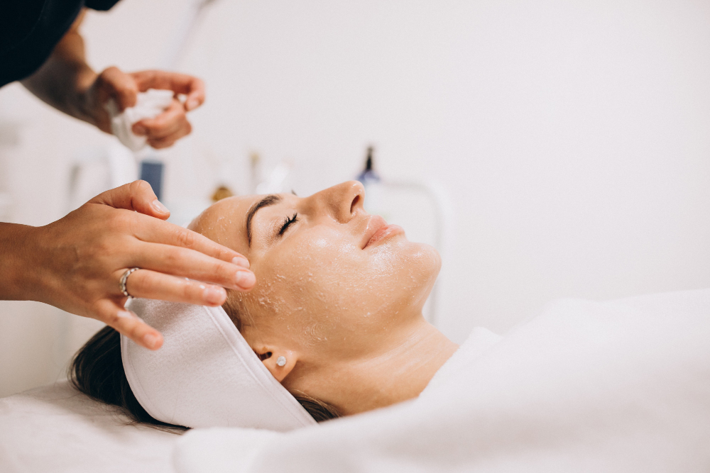 Procedimento de limpeza de pele profissional em clínica estética
