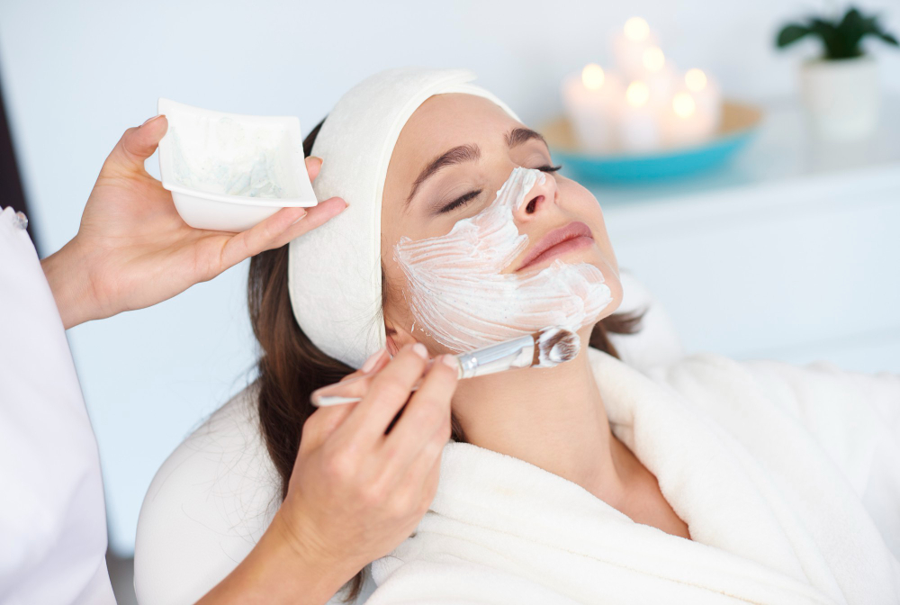 Procedimento facial com aplicação de máscara de tratamento